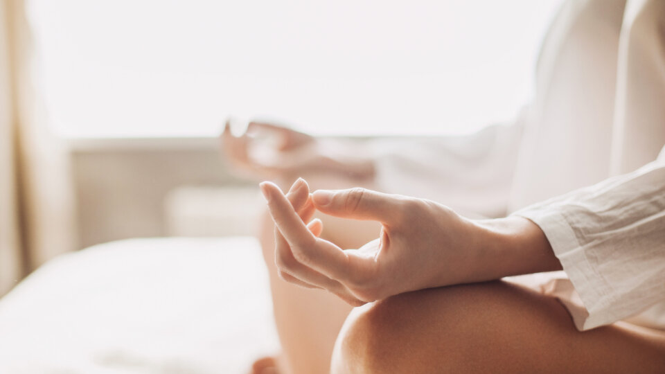 Die sitzende Haltung der Meditation fördert die Entspannung beim Kum Nye.
