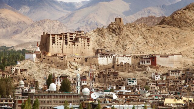 Buddhistische Tempelanlage endgebettet in die raue Landschaft